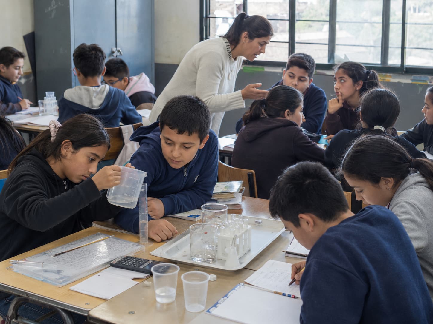 Estudiantes investigan el consumo de agua mediante un proyecto interdisciplinario de educación integral
